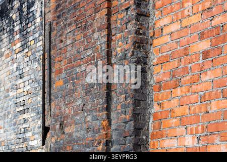 Pareti di mattoni squallidi di fabbrica abbandonata nel vecchio impianto metallurgico di Demidov nella città di Nizhny Tagil Foto Stock