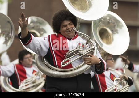 Louisville, Kentucky, Stati Uniti d'America - 03 Maggio 2018: il Pegasus Parade, Marching Band presso la University of Louisville andando giù W Broadway Foto Stock