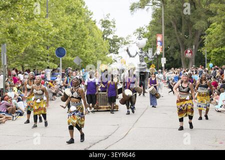 Cleveland, Ohio, Stati Uniti d'America - 9 giugno 2018 donne eseguire una danza africana all'arte astratta festival Parade il cerchio Foto Stock