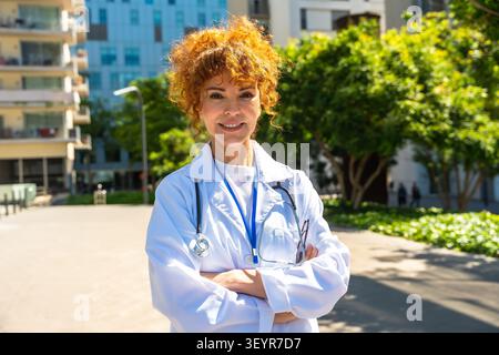 Medico donna sicura di sé che guarda la telecamera Foto Stock