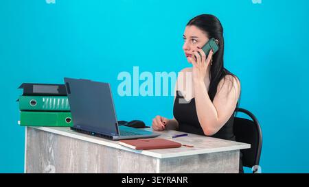Giovane operatore di call center che parla al telefono con una foto professionale st... Foto Stock