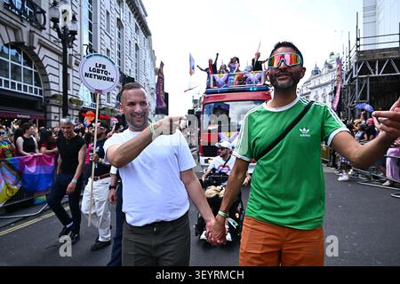 Londra, Regno Unito. 4 luglio 2026. Zack Polanski, leader del Partito Verde, partecipa alla parata Pride in London attraverso il centro di Londra. Ehimetalor Unuabona/Alamy Live News. Foto Stock