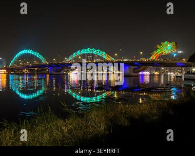 Ponte del Drago illuminata di notte con spettacolo di fuochi a Da Nang, Vietnam —, simbolo di prosperità e forza, 28 marzo 2026. Foto Stock