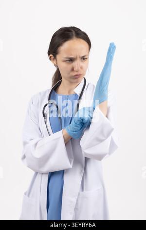 Medico donna in possesso di una siringa medica pronta per un'iniezione Foto Stock