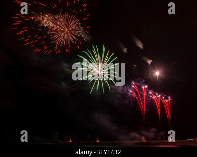 Fuochi d'artificio sulla spiaggia di Barcellona. Una notte d'autunno. Foto Stock