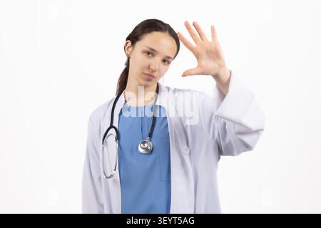 Medico professionista che ondeggia la mano nel gesto di saluto Foto Stock