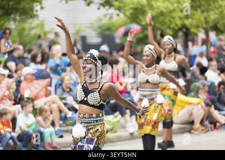 Cleveland, Ohio, Stati Uniti d'America - 9 giugno 2018 donne eseguire una danza africana all'arte astratta festival Parade il cerchio Foto Stock