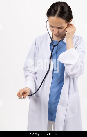 Medico che tiene lo stetoscopio ascoltare Foto Stock