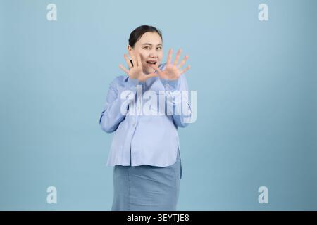 La modella femminile sorpresa reagisce eccitatamente alle buone notizie inaspettate Foto Stock
