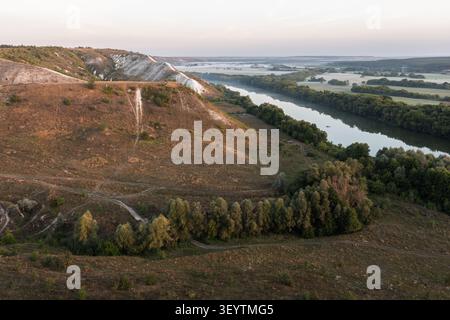 Rocce bianche sul panorama della sponda del fiume Foto Stock