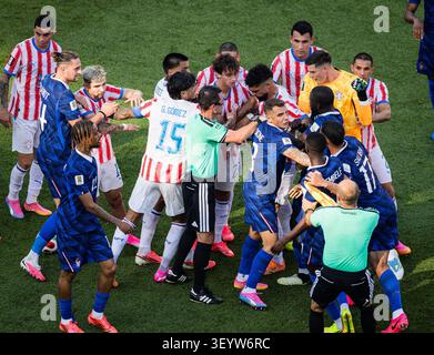 Philadelphia, Stati Uniti. 4 luglio 2026. L'arbitro Ilgiz Tantashev reagisce durante il turno di 16 partite di calcio della Coppa del mondo maschile 2026 tra Paraguay e Francia al Philadelphia Stadium, a Philadelphia il 4 luglio 2026 (foto di Ricardo Nogueira/SPP) credito: SPP Sport Press Photo. /Alamy Live News Foto Stock