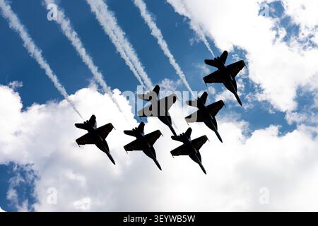 Washington, United States Of America. 04th July, 2026. The US Navy Blue Angels perform a flyover over Washington, DC during the Salute to America Semiquincentennial celebration in Washington, DC, USA, on Saturday, July 4, 2026. Credit: Aaron Schwartz/Pool/Sipa USA Credit: Sipa USA/Alamy Live News Foto Stock