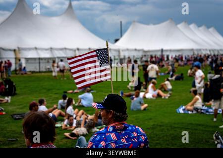 Washington, United States. 04th July, 2026. Attendees evacuate due to thunderstorms in the area during the "Salute to America" Independence Day celebration on the National Mall in Washington, DC, on July 4, 2026. The nation is marking the 250th anniversary of the United States Declaration of Independence. Photo by Bonnie Cash/UPI Credit: UPI/Alamy Live News Foto Stock