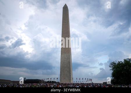 Washington, United States. 04th July, 2026. Attendees prepare for the "Salute to America" Independence Day celebration on the National Mall in Washington, DC, on July 4, 2026. The nation is marking the 250th anniversary of the United States Declaration of Independence. Photo by Bonnie Cash/UPI Credit: UPI/Alamy Live News Foto Stock