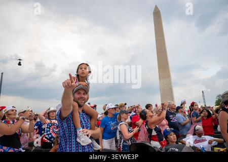 Washington, United States. 04th July, 2026. Spectators watch the flyover on the National Mall in Washington, DC, on July 4, 2026. The nation is marking the 250th anniversary of the United States Declaration of Independence. Photo by Daniel Heuer/UPI. Credit: UPI/Alamy Live News Foto Stock