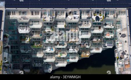 Vista aerea di Sluishuis con la sua caratteristica struttura geometrica a nido d'ape del balcone e l'architettura moderna che si affaccia sull'acqua di Amsterdam, N Foto Stock