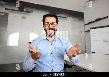 Ritratto di un uomo d'affari sorridente, dipendente d'ufficio impegnato in riunioni virtuali Foto Stock