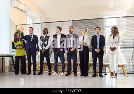 Team aziendale diversificato in ufficio, ascoltando la presentazione di una riunione di gruppo Foto Stock