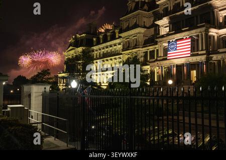Washington, Stati Uniti. 5 luglio 2026. I fuochi d'artificio concludono la celebrazione del Semiquincentenario salute to America a Washington, DC, USA, sabato 4 luglio, 2026.credito: Aaron Schwartz/Pool via CNP credito: abaca Press/Alamy Live News Foto Stock