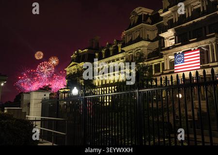 Washington, Stati Uniti. 5 luglio 2026. I fuochi d'artificio concludono la celebrazione del Semiquincentenario salute to America a Washington, DC, USA, sabato 4 luglio, 2026.credito: Aaron Schwartz/Pool via CNP credito: abaca Press/Alamy Live News Foto Stock