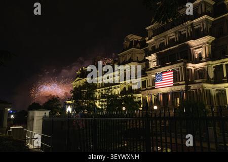 Washington, Stati Uniti d'America. 5 luglio 2026. I fuochi d'artificio concludono la celebrazione del Semiquincentenario salute to America a Washington, DC, USA, sabato 4 luglio, 2026. credito: Aaron Schwartz/Pool/Sipa USA credito: SIPA USA/Alamy Live News Foto Stock