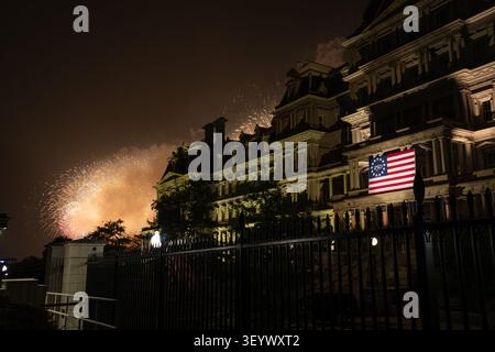 Washington, Stati Uniti d'America. 5 luglio 2026. I fuochi d'artificio concludono la celebrazione del Semiquincentenario salute to America a Washington, DC, USA, sabato 4 luglio, 2026. credito: Aaron Schwartz/Pool/Sipa USA credito: SIPA USA/Alamy Live News Foto Stock