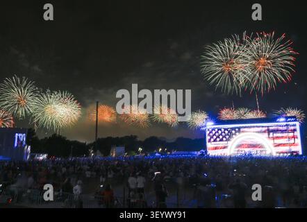 Washington, Stati Uniti. 5 luglio 2026. I fuochi d'artificio illuminano il cielo notturno sopra il National Mall come parte delle celebrazioni America 250 a Washington DC sabato 4 luglio 2026. Lo spettacolo pirotecnico di 35 minuti del 4 luglio sarà caratterizzato da 850.000 fuochi d'artificio ed effetti pirotecnici. Foto di Daniel Heuer/UPI credito: UPI/Alamy Live News Foto Stock