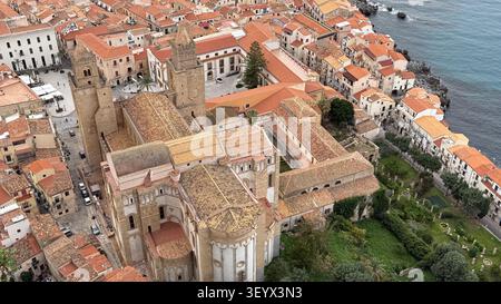 Fotografia aerea che mostra la bellezza architettonica di una cattedrale storica circondata da un'affascinante città costiera. I colori vibranti dell'edificio Foto Stock