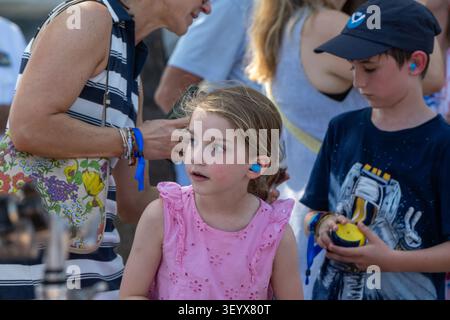 New York, Stati Uniti. 4 luglio 2026. NEW YORK, NEW YORK - 04 LUGLIO: Gli spettatori guardano durante la Sail4th 250 Tall Ships Parade lungo il fiume Hudson il 4 luglio 2026 a New York City. Crediti: Ron Adar/Alamy Live News Foto Stock