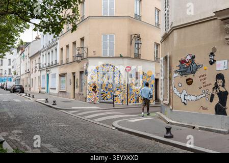 Affascinante strada di ciottoli parigina con pareti d'arte colorate nel 13° arrondissement di Parigi. Foto Stock