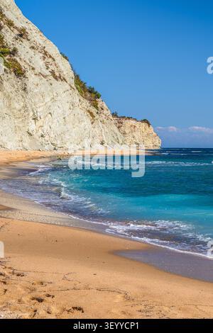 Spiaggia di sabbia selvaggia vicino a Byala, Bulgaria, con bianche scogliere costiere, acque turchesi del Mar Nero, dolci onde e cielo azzurro limpido in una zona isolata dell'estate Foto Stock