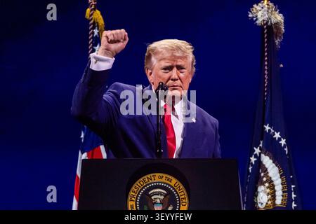 Il presidente DEGLI STATI UNITI Donald Trump parla durante la celebrazione salute to America 250 al National Mall di Washington, DC, USA, 4 luglio 2026. Lo spettacolo di fuochi d'artificio che seguì il discorso del presidente è secondo quanto riferito il più grande della storia, con 850.000 proiettili lanciati in 40 minuti.credito: Jim LoScalzo/Pool tramite CNP/MediaPunch Foto Stock