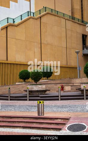 Ripresa verticale media dell'architettura urbana contemporanea con una facciata di edificio color sabbia. Foto Stock