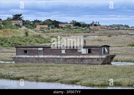 Vecchia casa galleggiante sulle paludi a Burnham Deepdale vicino a Brancaster, Norfolk, Regno Unito Foto Stock