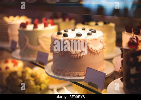 torta di frutta e cioccolato in mostra in una pasticceria Foto Stock