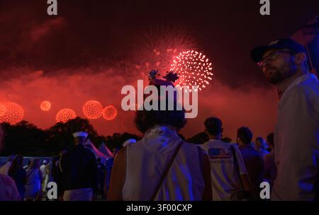 Washington, Stati Uniti. 5 luglio 2026. I fuochi d'artificio illuminano il cielo sopra l'evento "salute to America" che celebra il 250° giorno dell'indipendenza delle nazioni sul National Mall, il 5 luglio 2026 a Washington, DC i temporali hanno causato lo spettacolo pirotecnico che si è svolto all'inizio del 5 luglio. Crediti: Bill Ingalls/NASA Photo/Alamy Live News Foto Stock