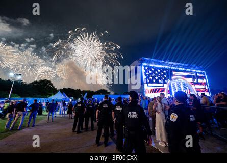 Washington, Stati Uniti. 5 luglio 2026. I fuochi d'artificio illuminano il cielo sopra l'evento "salute to America" che celebra il 250° giorno dell'indipendenza delle nazioni sul National Mall, il 5 luglio 2026 a Washington, DC i temporali hanno causato lo spettacolo pirotecnico che si è svolto all'inizio del 5 luglio. Credito: Keegan Barber/foto NASA/Alamy Live News Foto Stock