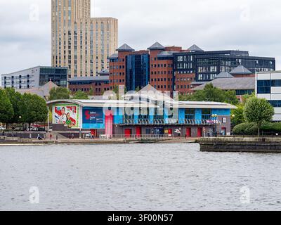 Manchester, Regno Unito, 4 luglio 2026: Salford Watersports Centre Building by the water a Salford Quays, MediaCityUK, Manchester, architettura urbana mista Foto Stock