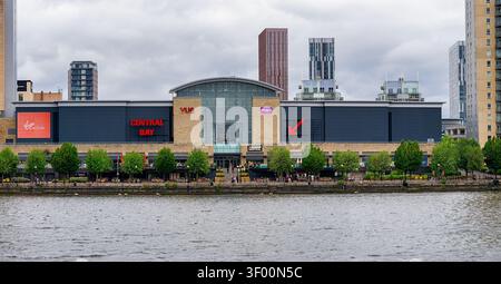 Manchester, Regno Unito, 4 luglio 2026: Edificio del centro commerciale Central Bay e facciata del cinema Vue con cartello Virgin Active, che si riflette sulla nave di Manchester Foto Stock