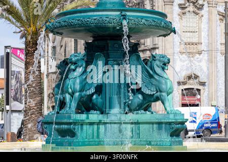Porto, Portogallo - 12 maggio 2026: Storica Fontana verde dei Leoni fonte dos Leoes con sculture di leoni alati. Facciata barocca della chiesa Igreja do Carmo Foto Stock