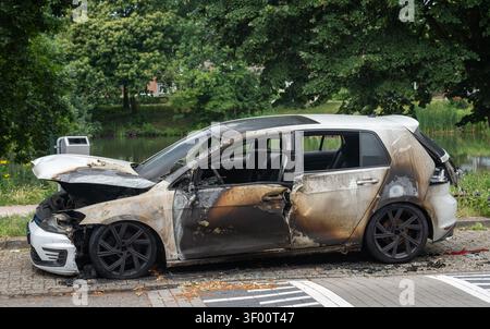 Bruciato e si è schiantato l'auto lasciata abbandonata sul lato della strada Foto Stock