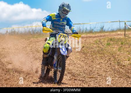 Colfiorito, Foligno, Umbria, Italia – 5 luglio 2026: Pilota in competizione durante un evento storico di enduro di regolarità su una pista sterrata. Foto Stock