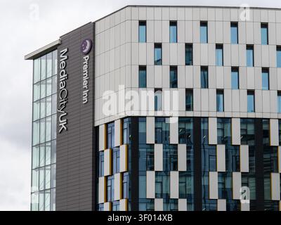 Salford, Manchester, Regno Unito, 4 luglio 2026: Edificio alberghiero Premier Inn MediaCityUK situato a Salford Quays, Manchester, caratterizzato da un design contemporaneo Foto Stock