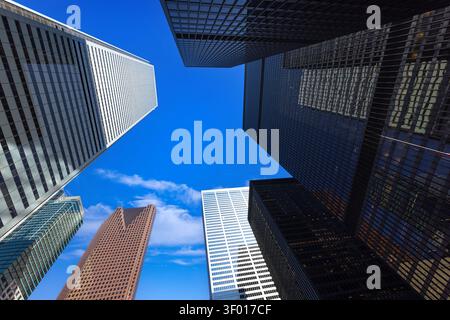 Spettacolare vista dall'angolo basso che guarda alle torri di vetro e acciaio del quartiere finanziario di Toronto, in Canada, con grattacieli, banche e Foto Stock
