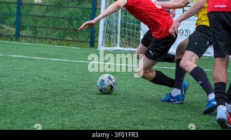 KIEV, UCRAINA, 5 luglio 2026, i giocatori di calcio indoor amatoriali competono per la palla durante una partita di calcio ricreativa su un campo artificiale. Foto Stock