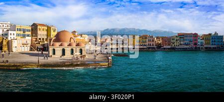 Porto storico mozzafiato di Chania. Panorama aereo 18K. Moschea rosa Giali Tzamisi con case veneziane colorate e carrozze trainate da cavalli sul lungomare. GR. Di Creta Foto Stock