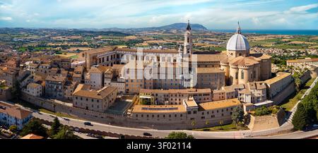 Drone aereo di Loreto Vista delle Marche Italia magnifica Basilica con l'iconica cupola e le storiche mura medievali splendida vista panoramica con il Mar Adriatico Bac Foto Stock