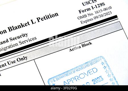 DALLAS, Texas, USA - 16 FEBBRAIO 2024: Primo piano di un modulo USCIS i-129S completato per la petizione Blanket L. Il modulo include un timbro blu "APPROVATO" Foto Stock