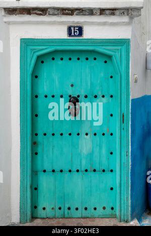 Marocco - Tangeri - Kasbah - Una porta in legno dipinto turchese che porta il numero civico 15 si trova nella Kasbah. I dettagli del chiodo in ferro punteggiano lo Foto Stock