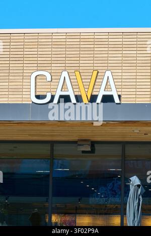DALLAS, Texas, USA - 16 FEBBRAIO 2024: La facciata di un ristorante CAVA a Dallas mostra un'importante insegna su una facciata in mattoni color marrone. CAVA, nota per la sua fas Foto Stock